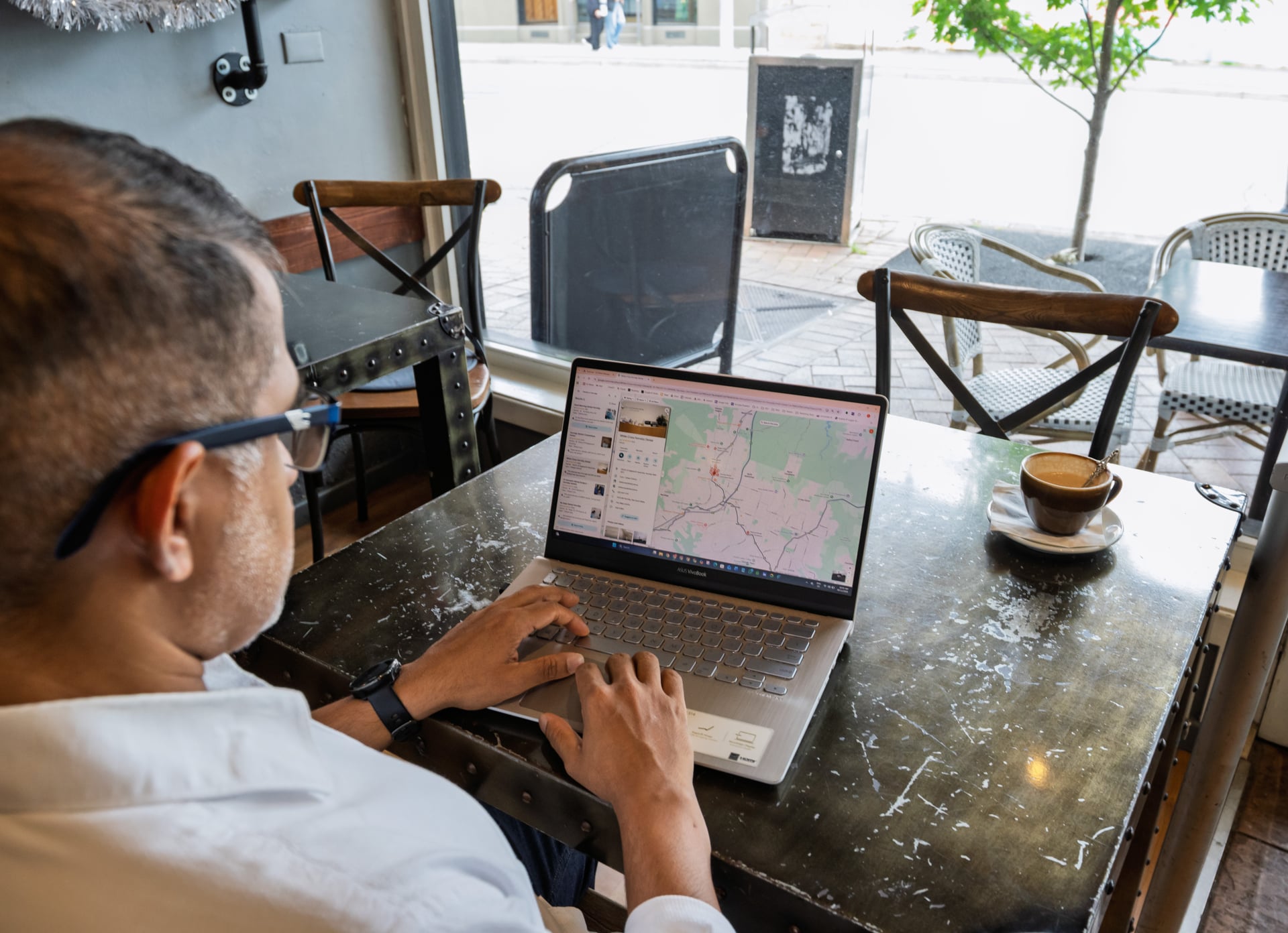 Isuru De Silva reviewing local search data